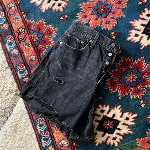 Levi’s black distressed shorts W29